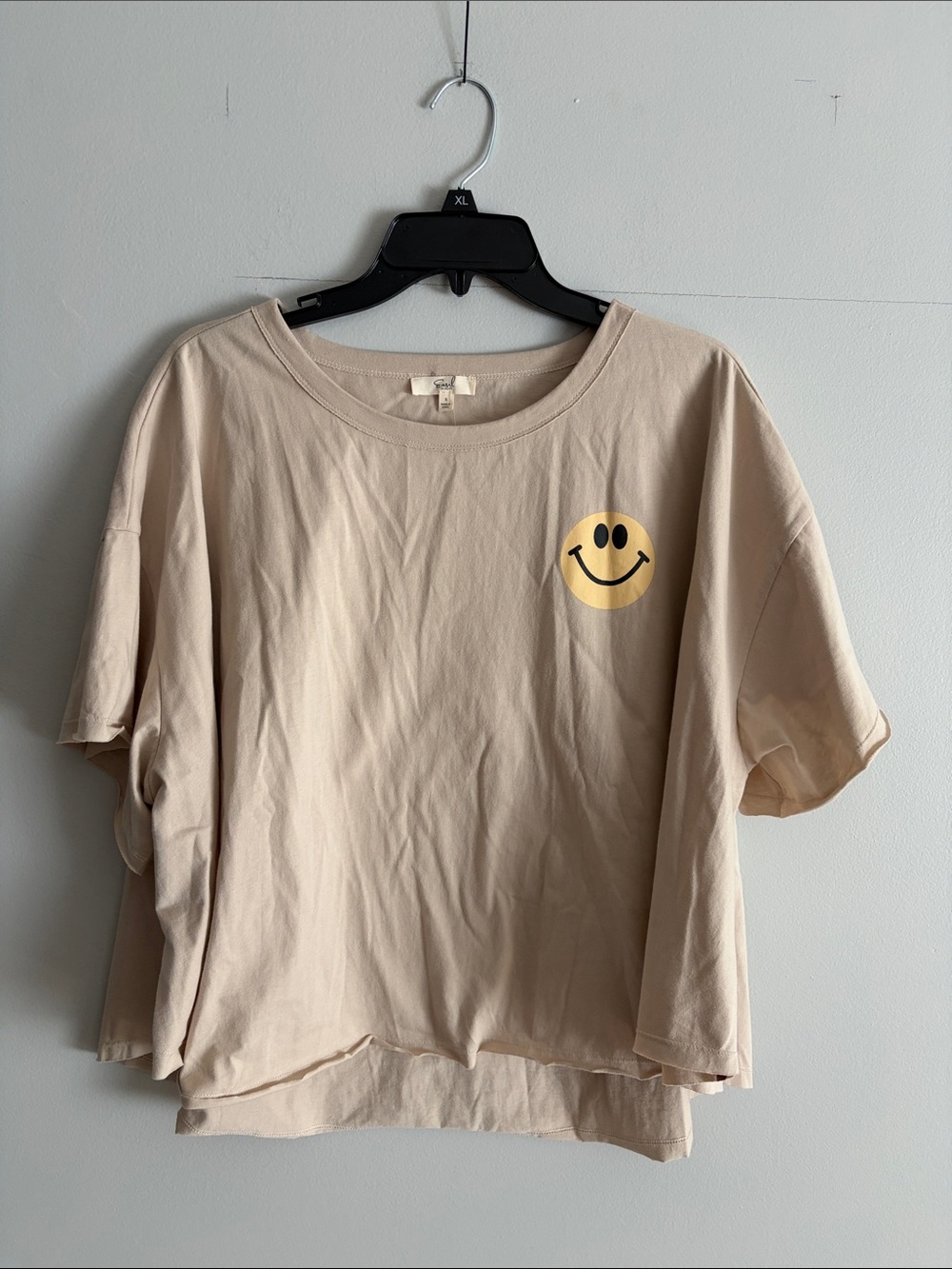 easel Beige Short Sleeve Tee with Yellow Smiley Graphic and back graphic. Small.